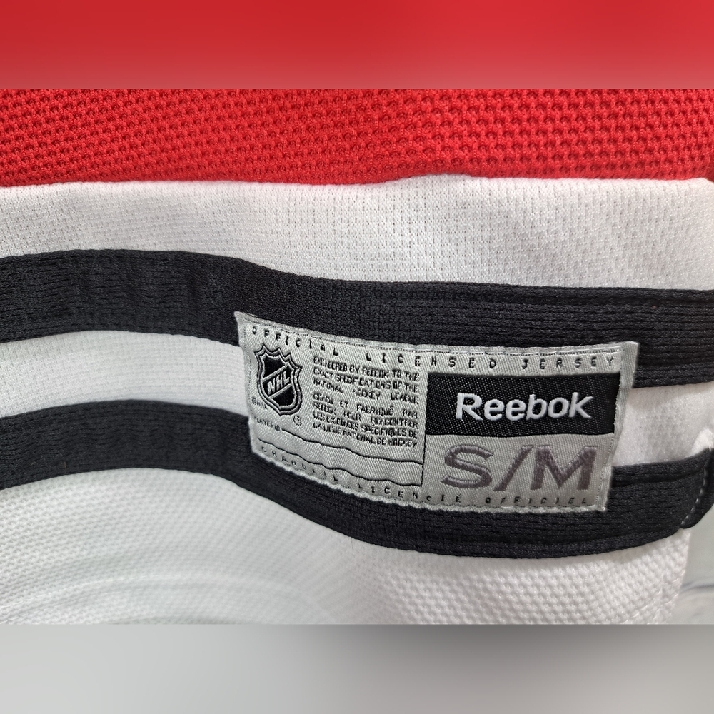 Reebok Chicago Blackhawks NHL Hockey Sweater Stitched Patch Boys Small/Medium - Picture 4 of 12